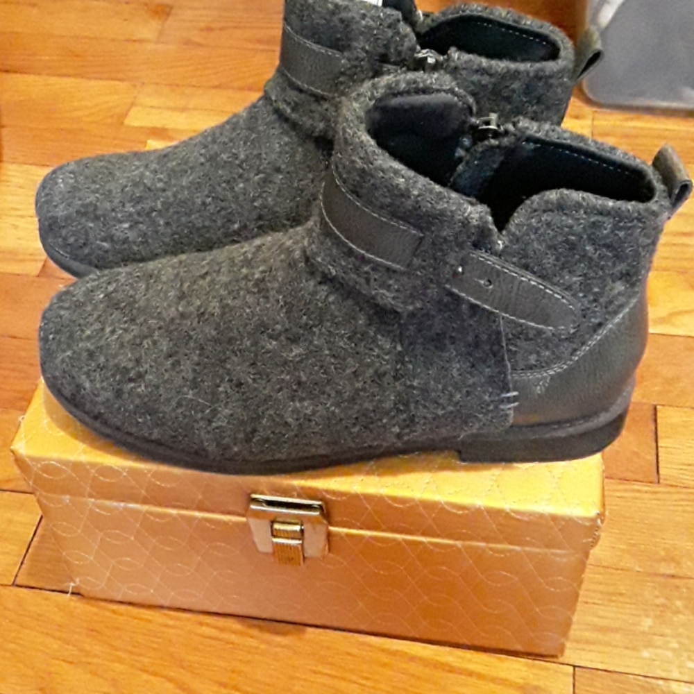 Bearpaw charcoal gray ankle boots ladies 7